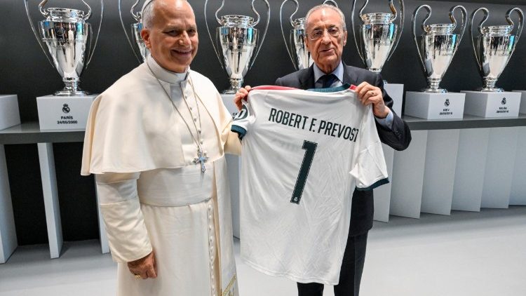 Il Papa con il presidente del Real Madrid, Florentino P&eacute;rez, e una maglia personalizzata