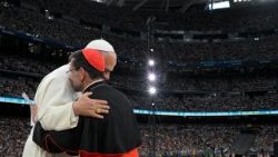 Il cardinale arcivescovo di Madrid, José Cobo Cano, abbraccia Papa Leone XIV