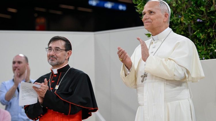 Erzbischof Cobo Cano neben dem Papst