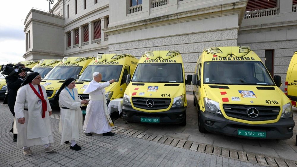 Der Papst segnet Krankenwagen für die Ukraine