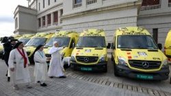 Papież pobłogosławił 31 karetek, które pojadą z Barcelony na Ukrainę