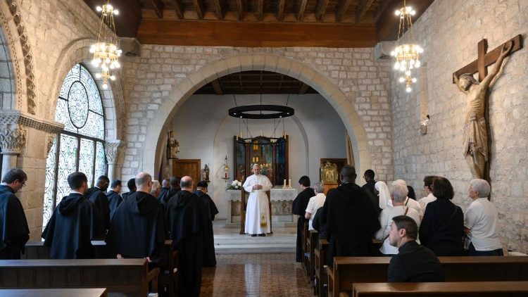  Un momento de oraci&oacute;n con los agustinos 
