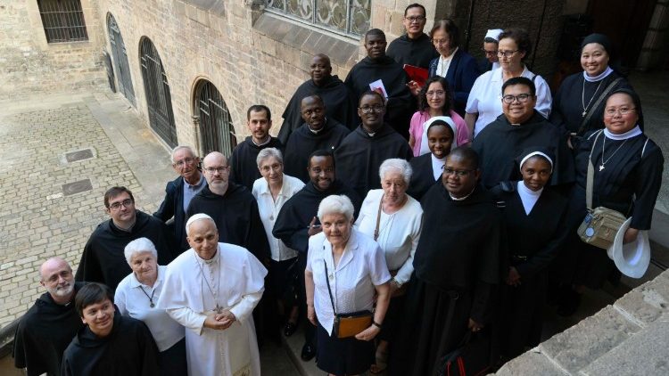  Le&oacute;n XIV con religiosos y religiosas de la familia agustina 