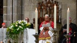 O Papa durante a Oração da Hora Sexta na Catedral de Santa Cruz e Santa Eulália, em Barcelona