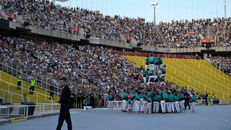 Vig&iacute;lia de Ora&ccedil;&atilde;o no Est&aacute;dio Ol&iacute;mpico "Llu&iacute;s Companys" em Barcelona, com o Papa Le&atilde;o XIV