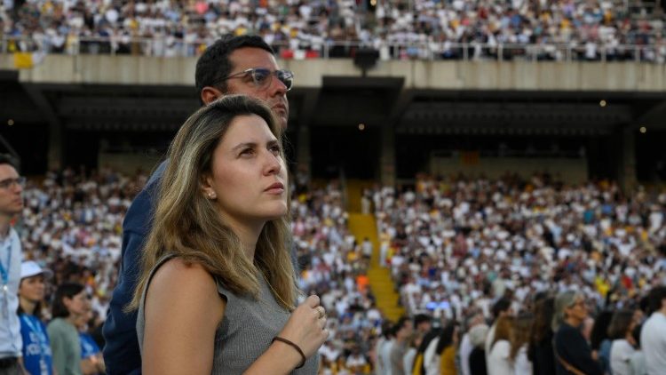 Młodzi na spotkaniu z Papieżem na Stadionie Olimpijskim w Barcelonie