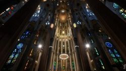 Interiér baziliky Sagrada Família při papežské mši, 10. června 2026