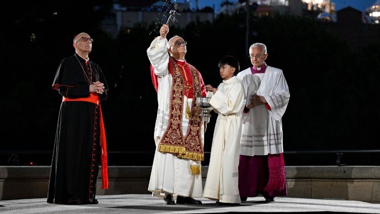 W środę wieczorem Papież pobłogosławił najwyższą wieżą bazyliki Sagrada Familia w Barcelonie
