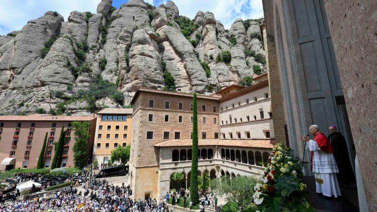 Leone XIV affacciato al balcone del santuario di Nostra Signora di Montserrat