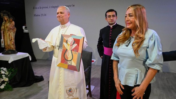 Il Papa mostra i doni ricevuti