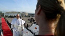 El Papa León XIV aborda el avión que lo llevará a Las palmas de Gran Canaria
