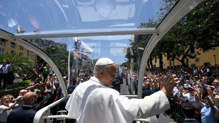 Papež zdrav&iacute; věř&iacute;c&iacute; před katedr&aacute;lou v Las Palmas