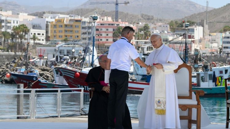 Tito Villarmea, capit&aacute;n del Salvamento Mar&iacute;timo, saludando al Papa 