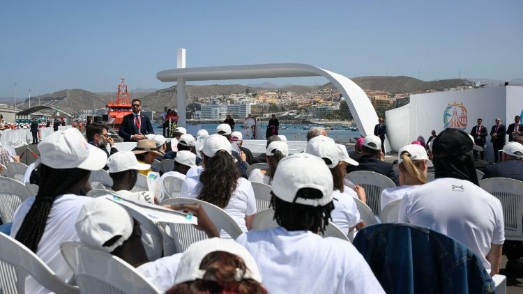 Algunas personas presentes en el puerto de Arguinegu&iacute;n 