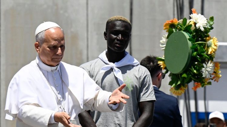 Papież w symbolicznym geście oddał hołd migrantom, którzy zginęli na morzu