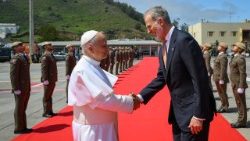 Leone XIV e il re di Spagna Felipe VI si congedano all'aeroporto di Tenerife, al termine del viaggio apostolico del Papa, poco prima della partenza per Roma. (foto d'archivio).