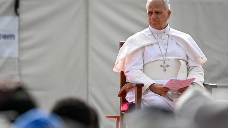 Il Papa ascolta le testimonianze dei migranti. 