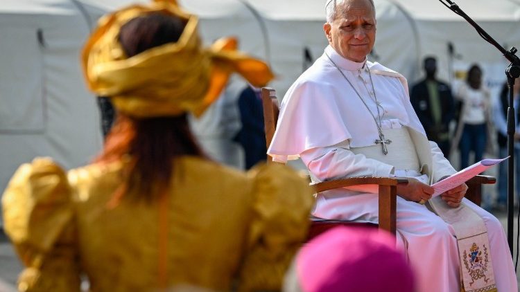 Lev XIV. při setkání s migranty v centru Las Raíces na Tenerife