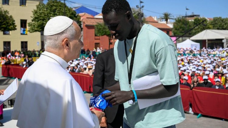 Le&atilde;o XIV durante o encontro com os migrantes na Pra&ccedil;a do Cristo, em Tenerife