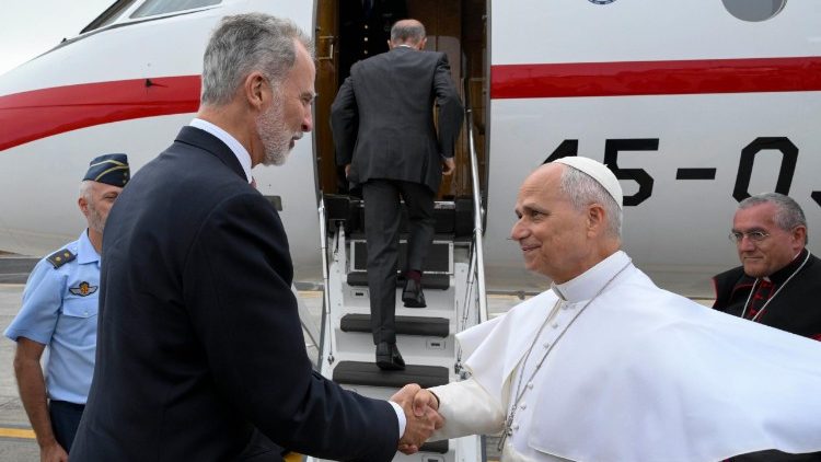 Pope Leo shakes hands with King Felipe VI as he boards the King's private plane