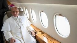 Papa Leone XIV nel Falcon militare offerto da re Felipe VI di Spagna per il volo Tenerife - Roma