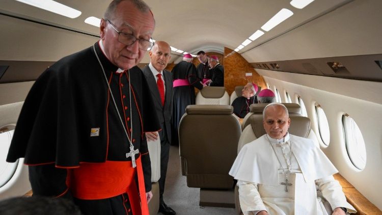 Il Papa con il cardinale Parolin e il seguito stretto, all'interno del Falcon militare offerto da re Felipe  per il rientro a Roma
