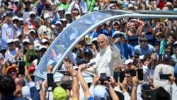 2026.06.12 Papież pozdrawiający wiernych przed Mszą św. na Teneryfie