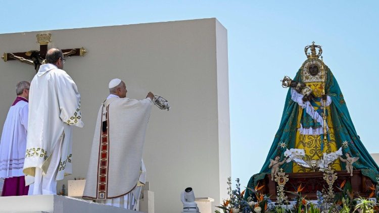 El Papa ante la patrona de las Islas Canarias, la Virgen de Candelaria, conocida popularmente como &laquo;La Morenita&raquo;