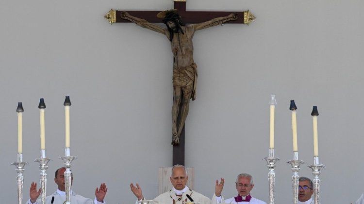 Leone XIV durante la preghiera eucaristica