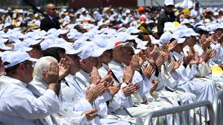 Un grupo de sacerdotes que participaron en la Misa con el Santo Padre en el Puerto de Santa Cruz de Tenerife
