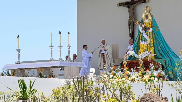 Le&atilde;o XIV durante a Santa Missa no Porto de Santa Cruz de Tenerife