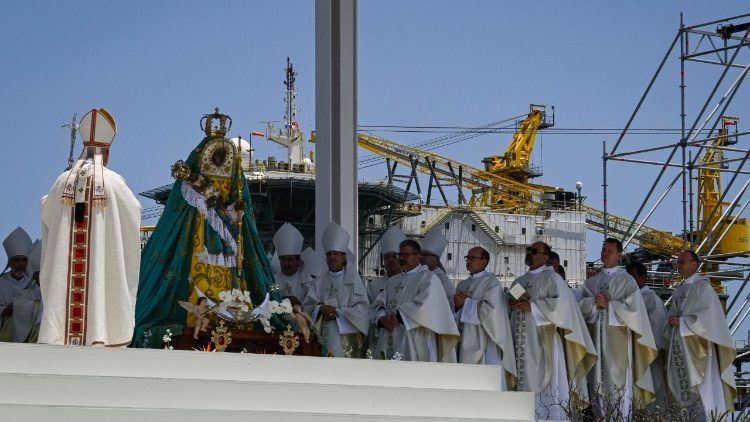 Le&atilde;o XIV durante a Santa Missa no Porto de Santa Cruz de Tenerife