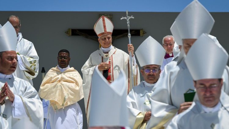 Il Papa tra i vescovi concelebranti
