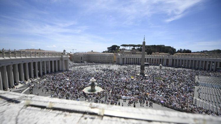 Angelus: fi&eacute;is na Pra&ccedil;a S&atilde;o Pedro