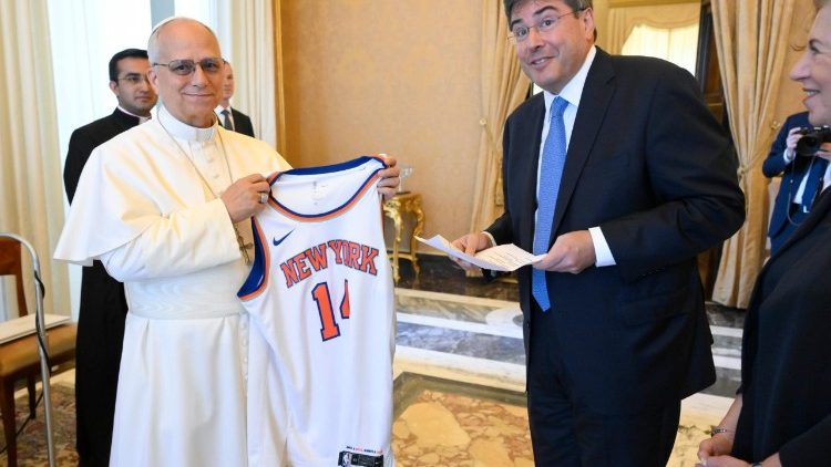 In regalo al Papa la maglia dei Knicks, squadra di basket di New York, che hanno appena vinto il titolo Nba