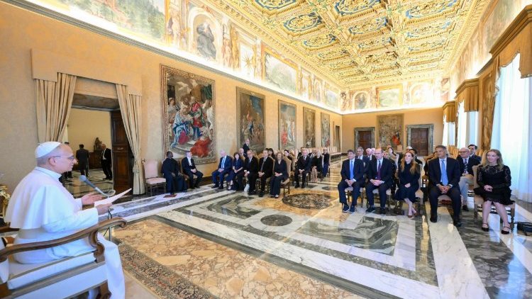 Papa Leone mentre legge il suo discorso all'United Jewish Appeal Federation of New York