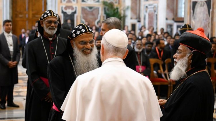 Il Papa con alcuni rappresentanti della Chiesa siro-malankarese