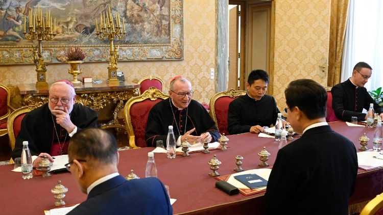 Il cardinale Parolin e monsignor Gallagher insieme al presidente Lee Jae Myung