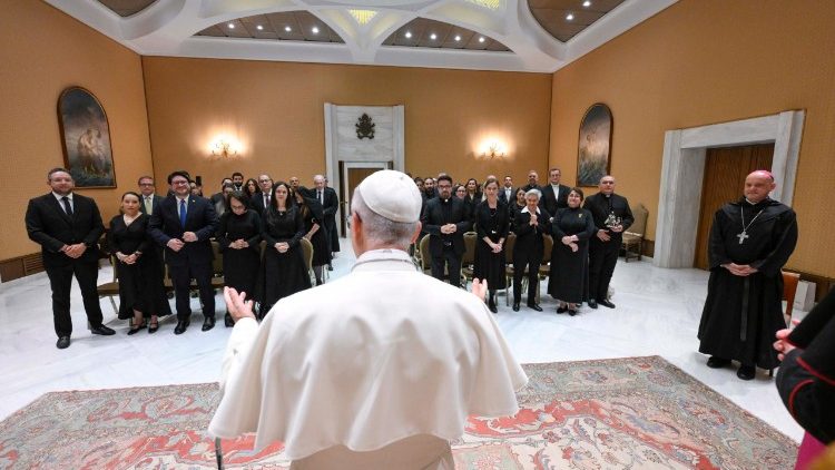 Le Pape Léon XIV s’adresse aux représentants du Centre de recherche et de formation pour la protection de l’enfance (CEPROME) dans une des salles de la salle Paul VI 