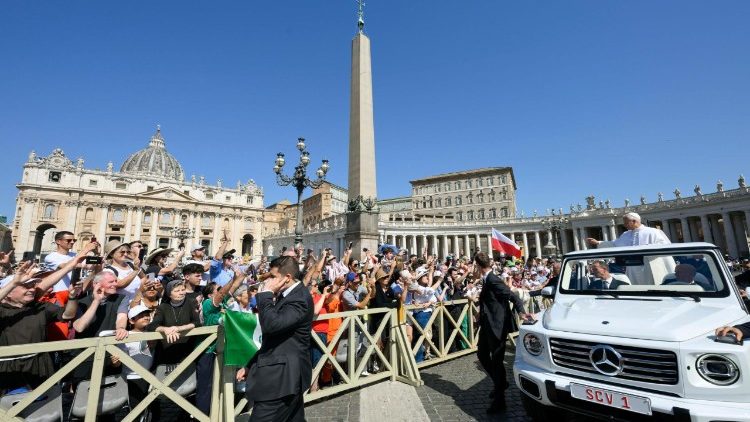 Leone XIV tra i fedeli