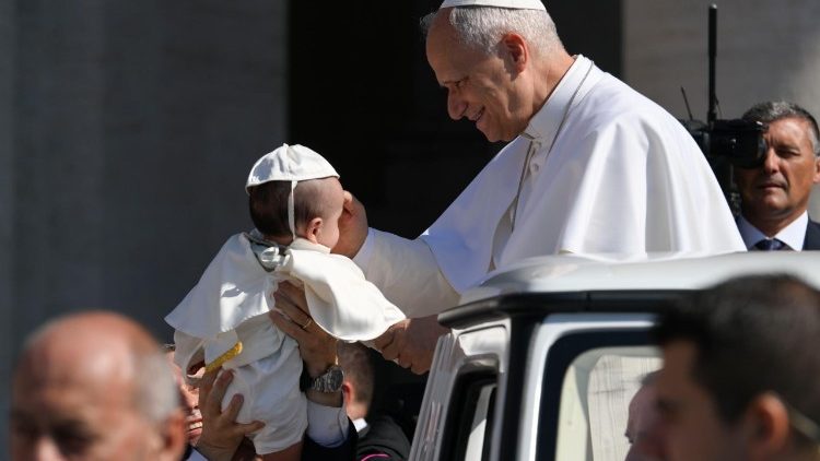Il Papa benedice un bambino