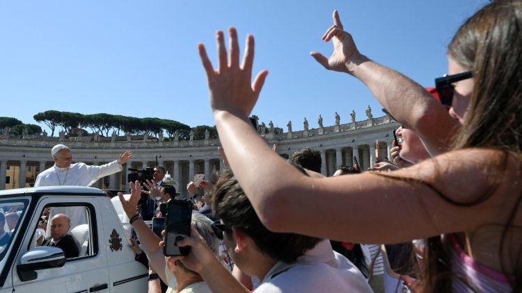 Il Papa tra i fedeli