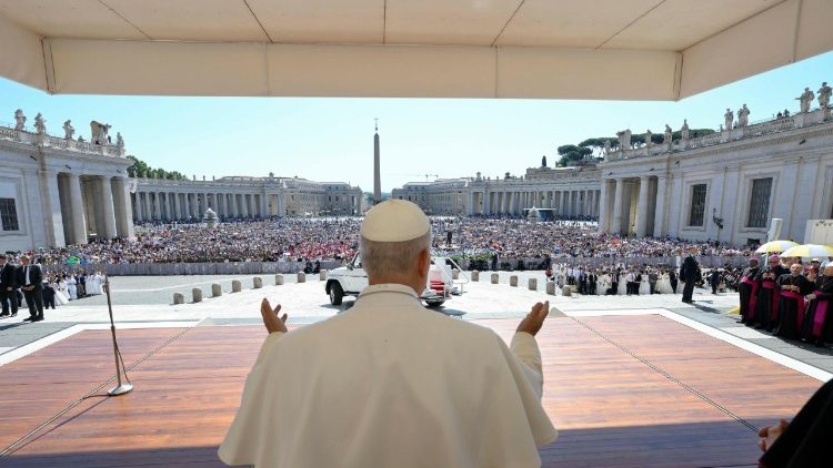 El Papa ente los peregrinos y fieles de todo el mundo congregados en la Plaza de San Pedro