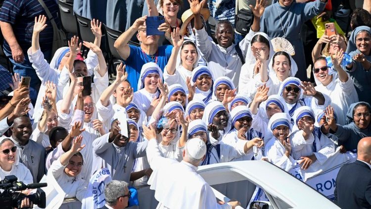 Il Papa saluta alcune religiose