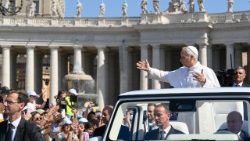Il Papa saluta i fedeli all'udienza generale in Piazza San Pietro