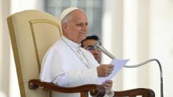 Leon XIV przed rozpoczęciem audiencji ogólnej