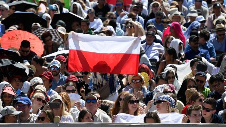 Polacy licznie gromadzą się na audiencjach og&oacute;lnych