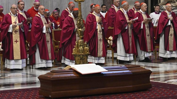 Il feretro del cardinale Camillo Ruini, scomparso marted&igrave; 16 giugno.