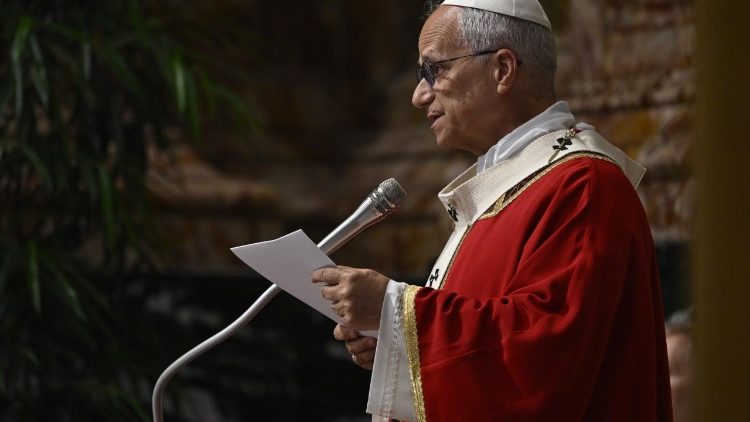 Il Papa legge l'omelia durante la Messa di esequie per il cardinale Camillo Ruini. 