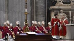 Leone XIV presiede la Messa di esequie per il cardinale Camillo Ruini, presso l'Altare della Cattedra della Basilica di San Pietro.